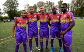 Jugadores con la camiseta republicana del Clapton FC.