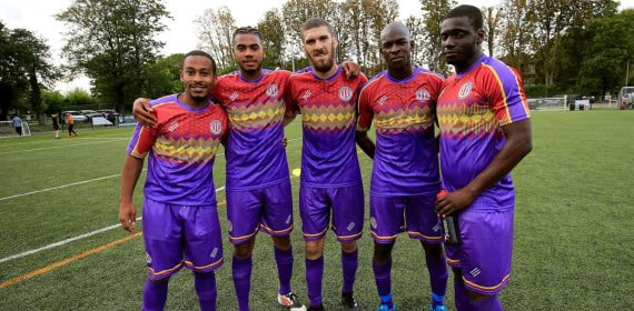 Jugadores con la camiseta republicana del Clapton FC.