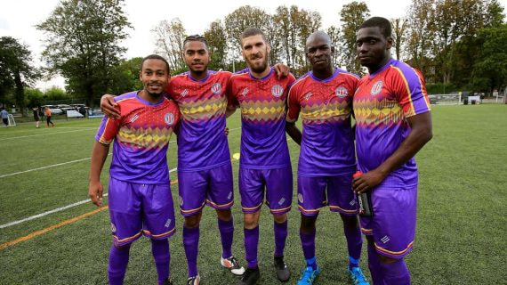 Jugadores con la camiseta republicana del Clapton FC.
