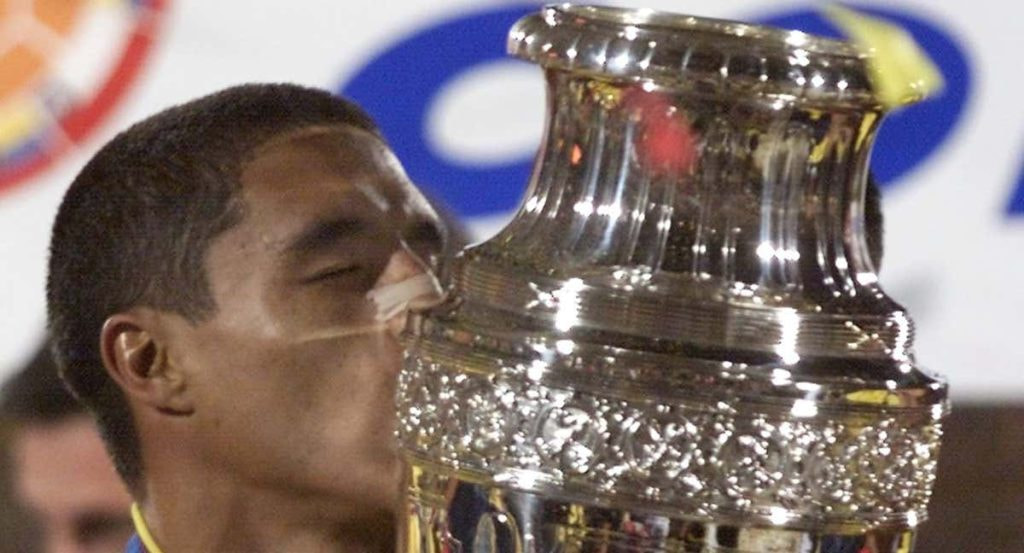 Iván Córdoba con la Copa América 2001.