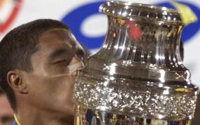 Iván Córdoba con la Copa América 2001.