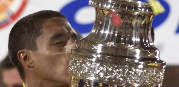 Iván Córdoba con la Copa América 2001.