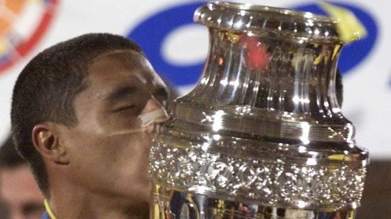 Iván Córdoba con la Copa América 2001.
