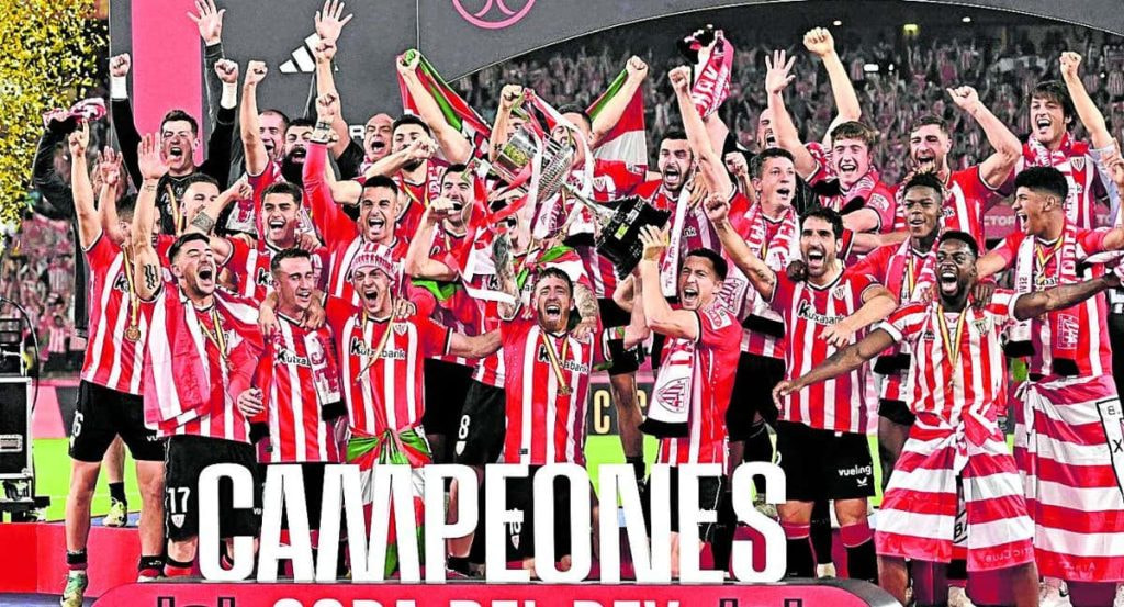 Munian y De Marcos levantan juntos el título de la Copa del Rey en La Cartuja.
