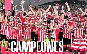 Munian y De Marcos levantan juntos el título de la Copa del Rey en La Cartuja.