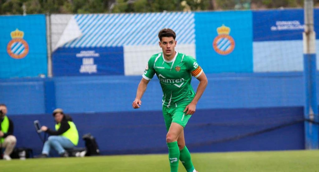 El capitán del Cornellà en un partido en la ciudad deportiva del Espanyol.
