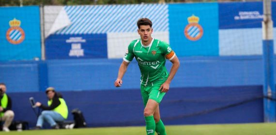 El capitán del Cornellà en un partido en la ciudad deportiva del Espanyol.