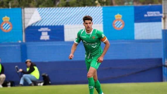 El capitán del Cornellà en un partido en la ciudad deportiva del Espanyol.