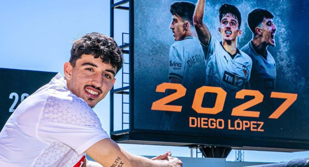 Diego López tras renovar con el Valencia CF.