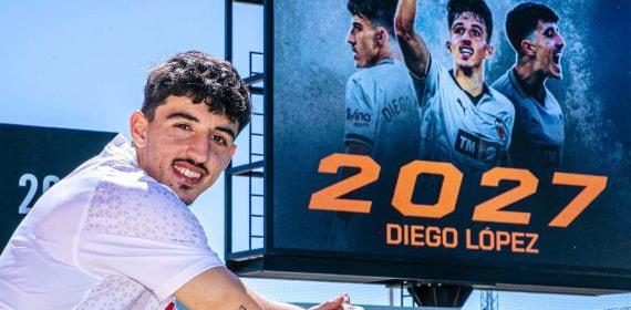 Diego López tras renovar con el Valencia CF.
