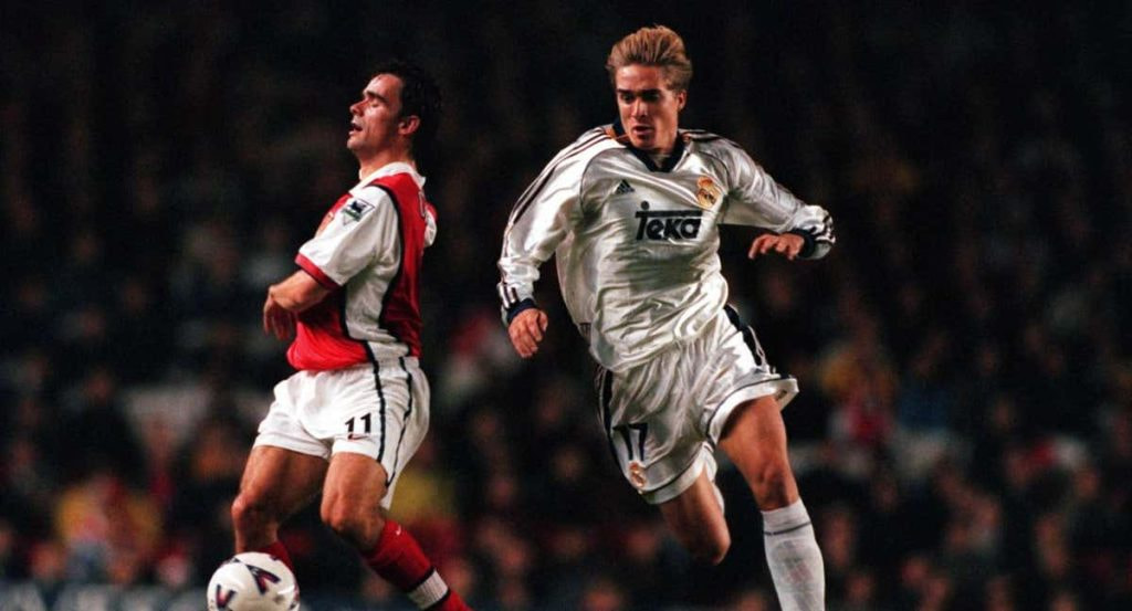 Javier Dorado supera a Overmars en un partido entre el Real Madrid y el Arsenal.