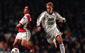 Javier Dorado supera a Overmars en un partido entre el Real Madrid y el Arsenal.