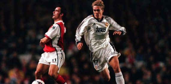 Javier Dorado supera a Overmars en un partido entre el Real Madrid y el Arsenal.