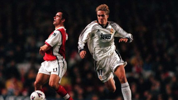 Javier Dorado supera a Overmars en un partido entre el Real Madrid y el Arsenal.
