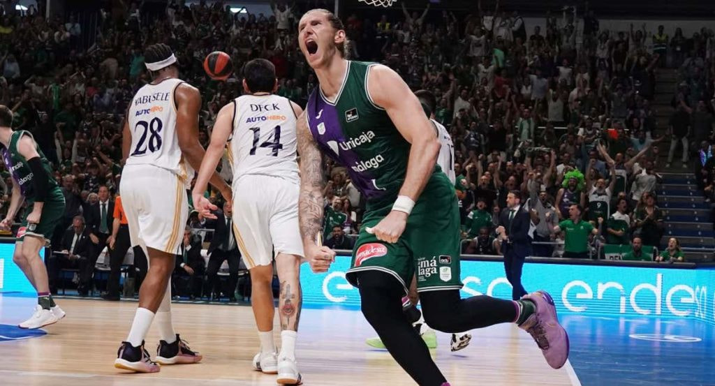 Dylan Osetkowski celebra una canasta en un partido contra el Real Madrid.
