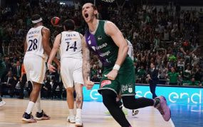 Dylan Osetkowski celebra una canasta en un partido contra el Real Madrid.