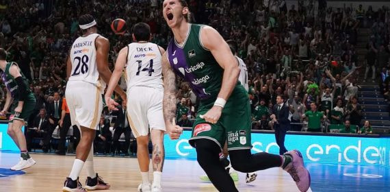 Dylan Osetkowski celebra una canasta en un partido contra el Real Madrid.