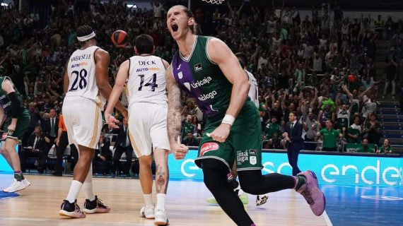 Dylan Osetkowski celebra una canasta en un partido contra el Real Madrid.