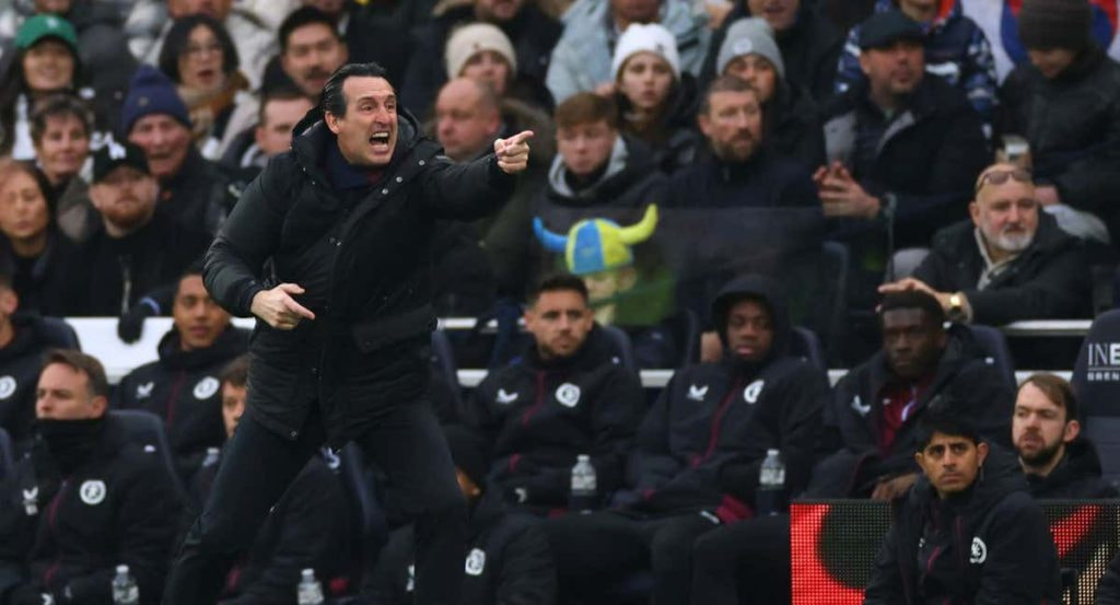 Unai Emery da instrucciones a los jugadores del Aston Villa.