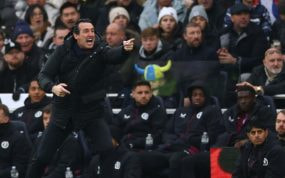 Unai Emery da instrucciones a los jugadores del Aston Villa.