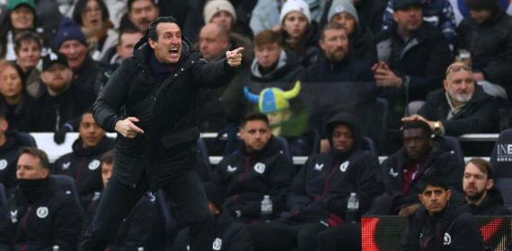 Unai Emery da instrucciones a los jugadores del Aston Villa.