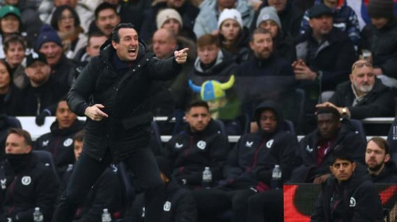 Unai Emery da instrucciones a los jugadores del Aston Villa.