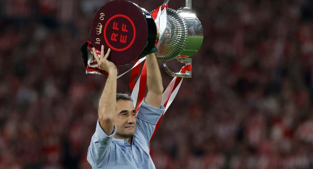 Ernesto Valverde levanta la Copa del Rey 2024.