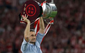 Ernesto Valverde levanta la Copa del Rey 2024.