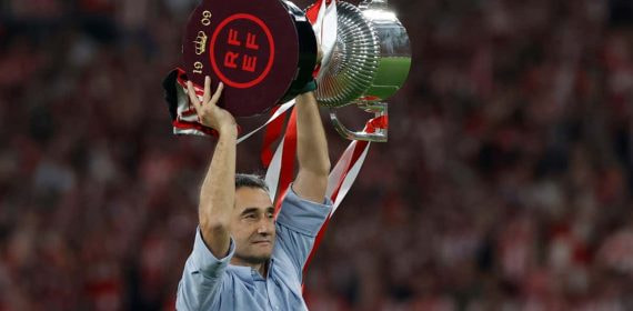 Ernesto Valverde levanta la Copa del Rey 2024.