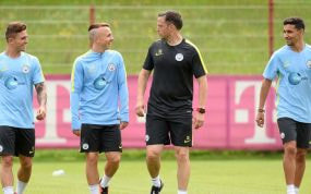 De izquierda a derecha: Maffeo, Angeliño y Jesús Navas, durante un entrenamiento del City.