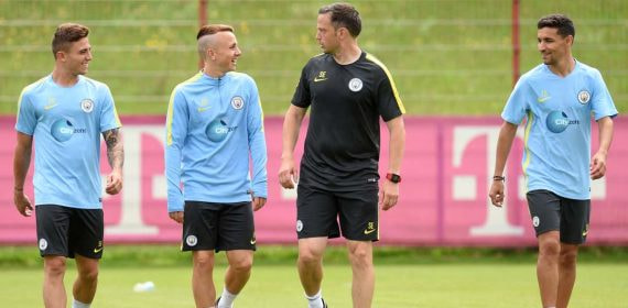 De izquierda a derecha: Maffeo, Angeliño y Jesús Navas, durante un entrenamiento del City.