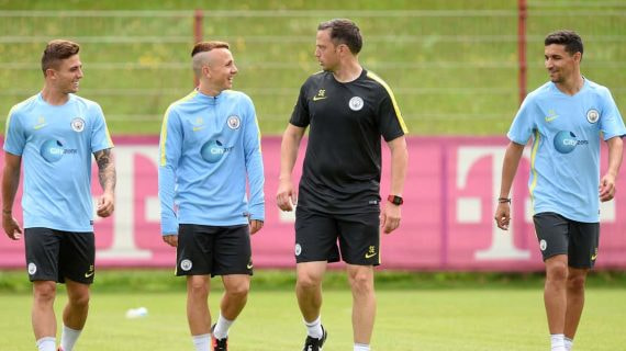 De izquierda a derecha: Maffeo, Angeliño y Jesús Navas, durante un entrenamiento del City.