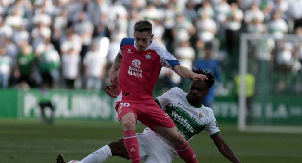 El Espanyol y el Elche, durante un partido de LaLiga Hypermotion.