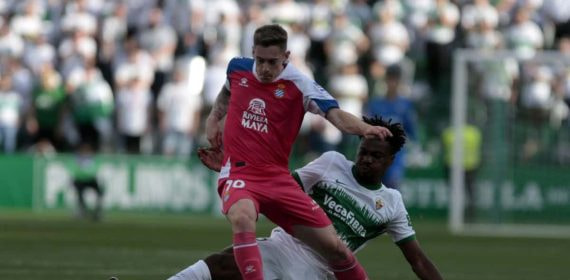 El Espanyol y el Elche, durante un partido de LaLiga Hypermotion.