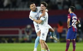 Miguel Gutiérrez y Savinho se abrazan tras la victoria del Girona en el partido de ida.