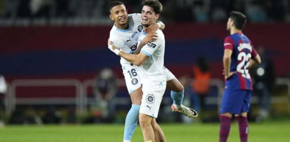 Miguel Gutiérrez y Savinho se abrazan tras la victoria del Girona en el partido de ida.