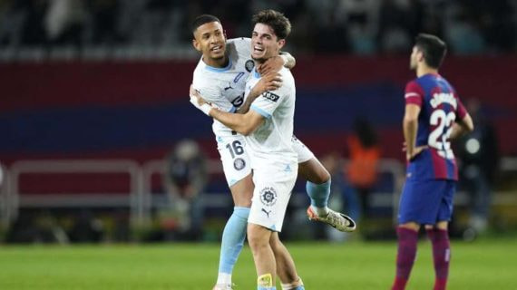 Miguel Gutiérrez y Savinho se abrazan tras la victoria del Girona en el partido de ida.