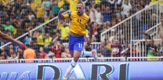 Ferrao celebra un gol con la selección de Brasil.