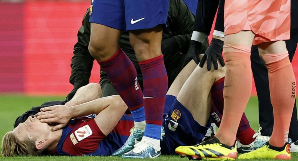 De Jong se lesionó poco antes del descanso.