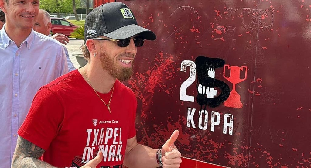 Iker Muniain pintó un 25 en el autobús del Athletic, aunque la RFEF solo reconoce 24 Copas a los bilbaínos.