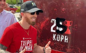 Iker Muniain pintó un 25 en el autobús del Athletic, aunque la RFEF solo reconoce 24 Copas a los bilbaínos.