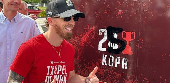 Iker Muniain pintó un 25 en el autobús del Athletic, aunque la RFEF solo reconoce 24 Copas a los bilbaínos.