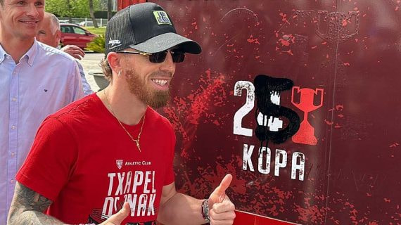 Iker Muniain pintó un 25 en el autobús del Athletic, aunque la RFEF solo reconoce 24 Copas a los bilbaínos.