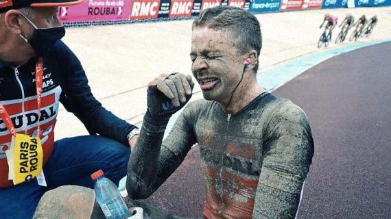 Un ciclista, cubierto de barro y agotado, tras finalizar la París-Roubaix
