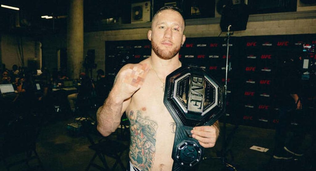 Justin Gaethje posa con el cinturón BMF.
