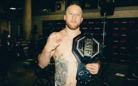 Justin Gaethje posa con el cinturón BMF.