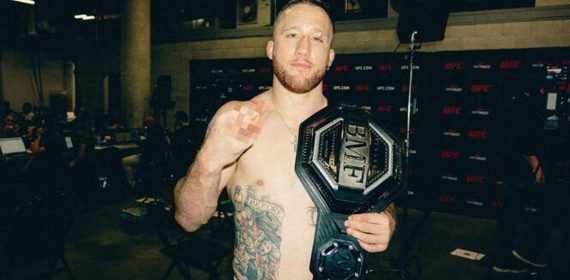 Justin Gaethje posa con el cinturón BMF.