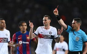 Kovacs le enseña la tarjeta roja a Araujo en la acción del partido.