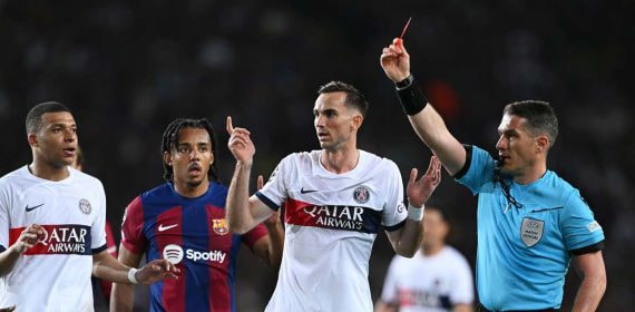Kovacs le enseña la tarjeta roja a Araujo en la acción del partido.