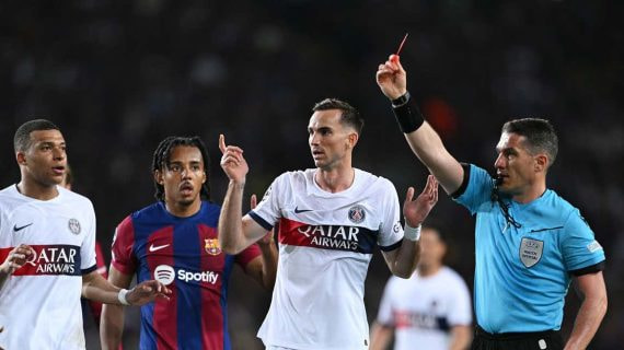 Kovacs le enseña la tarjeta roja a Araujo en la acción del partido.